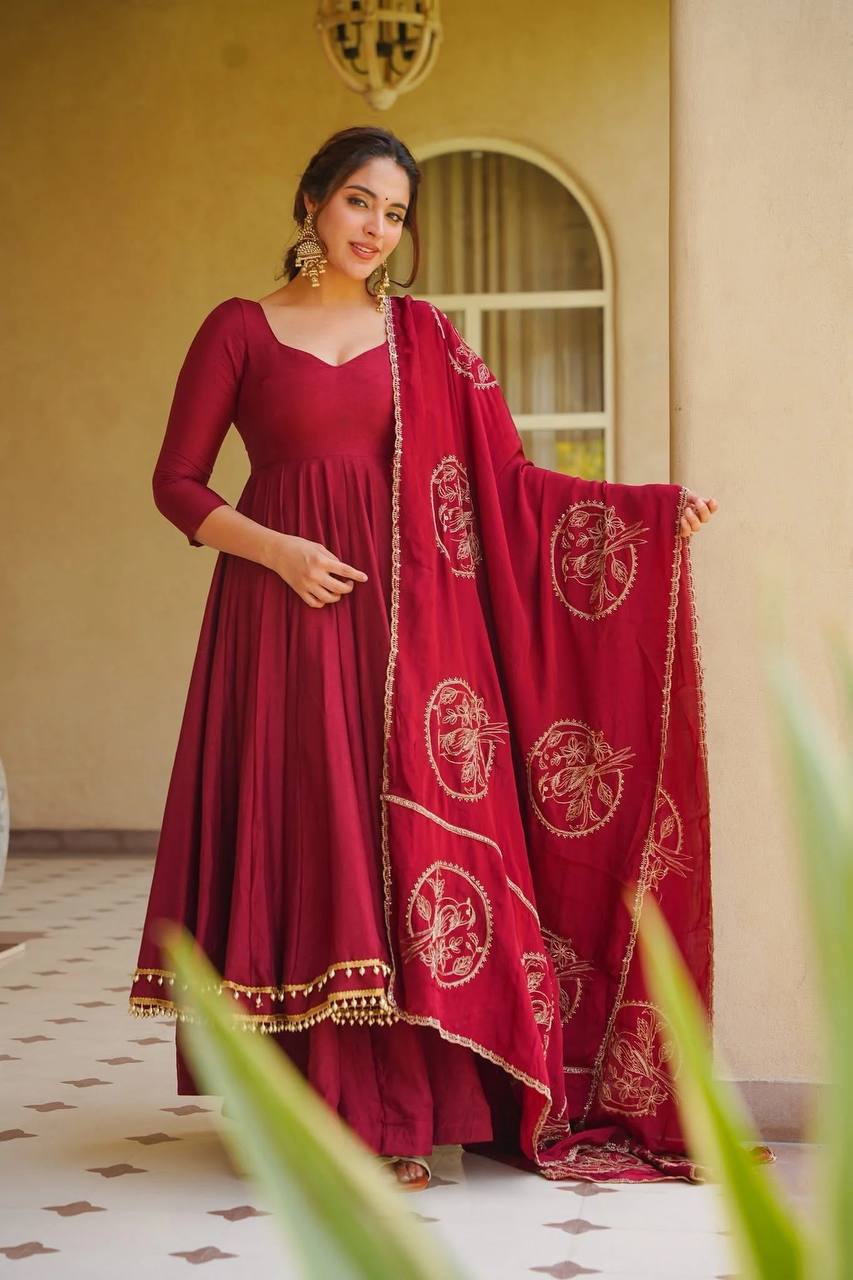 Stylish Anarka Suit for Confident Women