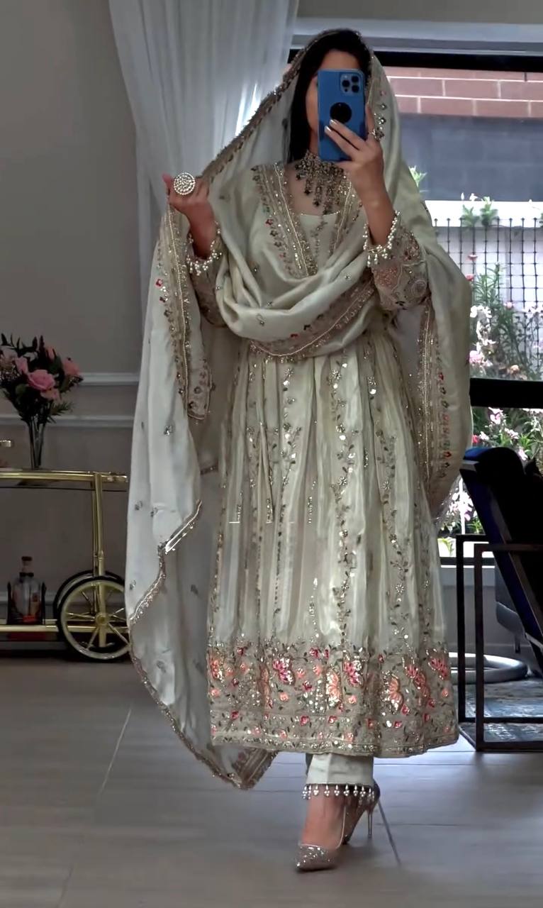 Traditional Beauty Meets Modern Selfie Style