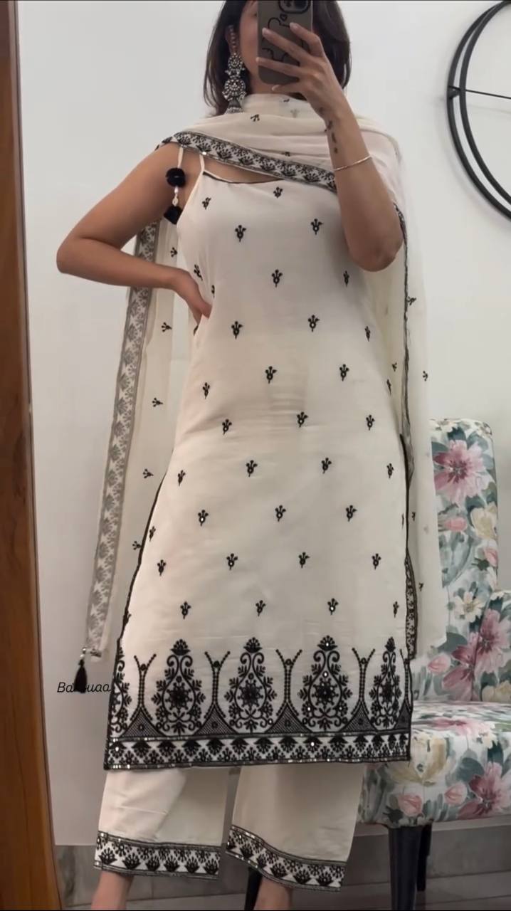 Classic Beauty: Stunning Ethnic Outfit Design