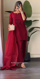 Chic Capture Maroon Elegance