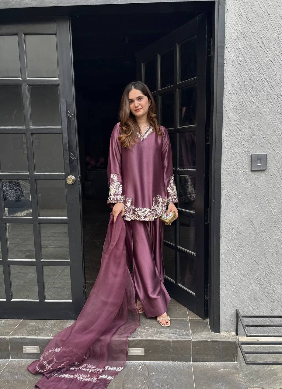 Chic Traditional Ensemble for Modern Women