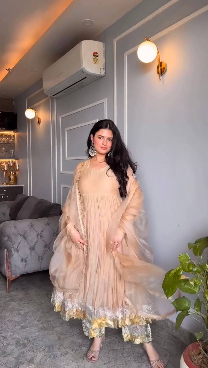 Graceful Charm: A Timeless Fashion Statement