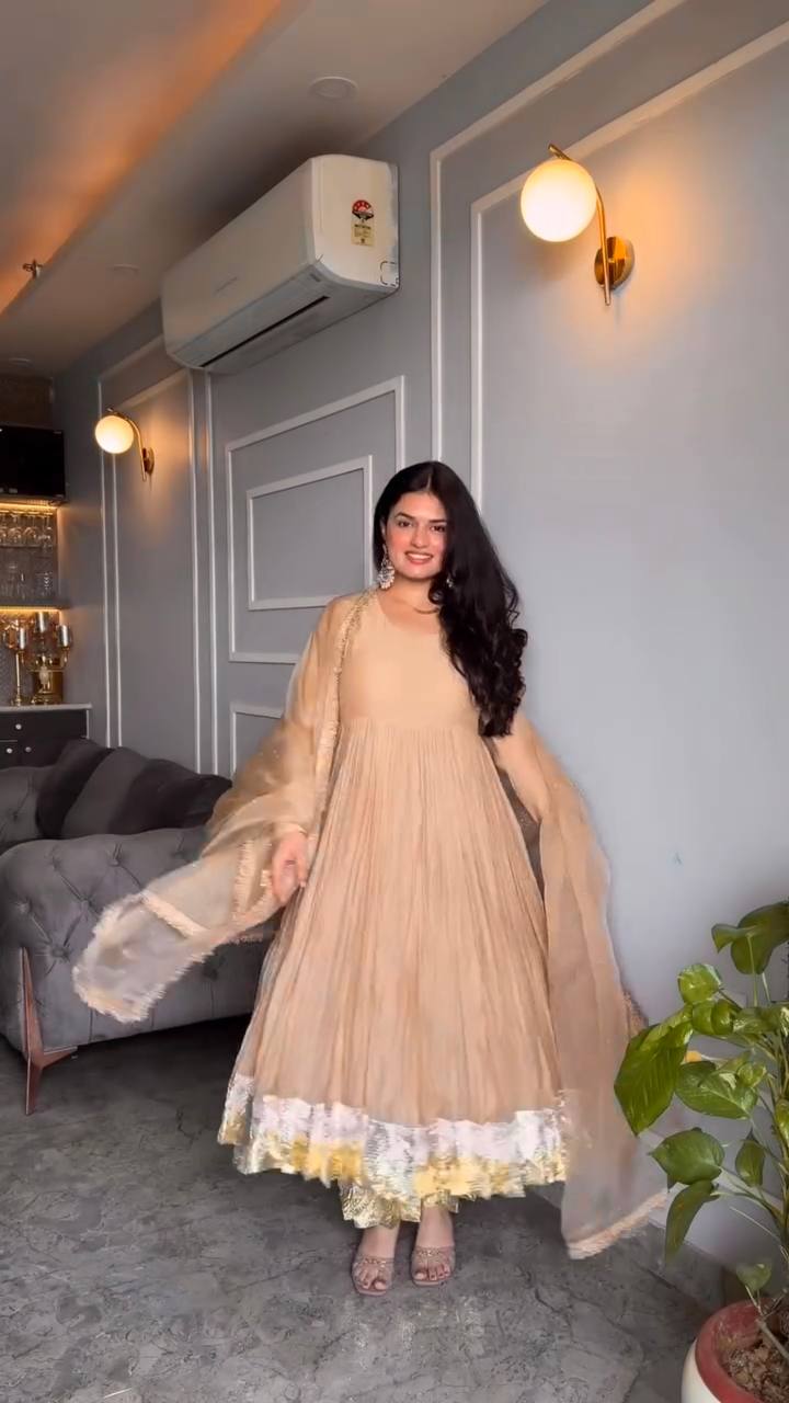 Graceful Charm: A Timeless Fashion Statement